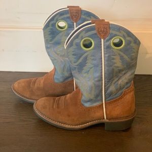 Kids Ariat Catch Em Western Boot.  Size 13.5